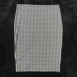 EUC - Houndstooth Pencil Skirt - XL